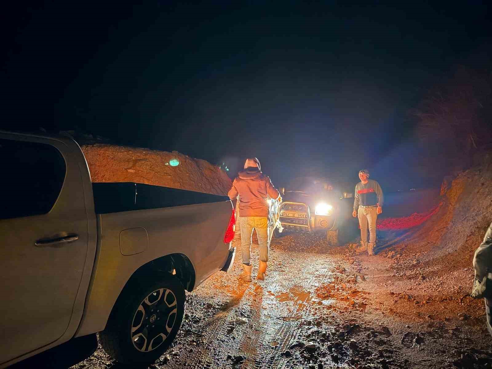Gercüş’te çamura saplanan aracı Özel İdare ekipleri kurtardı 4 gercuste camura saplanan araci ozel idare ekipleri kurtardi 0 9nglhU82