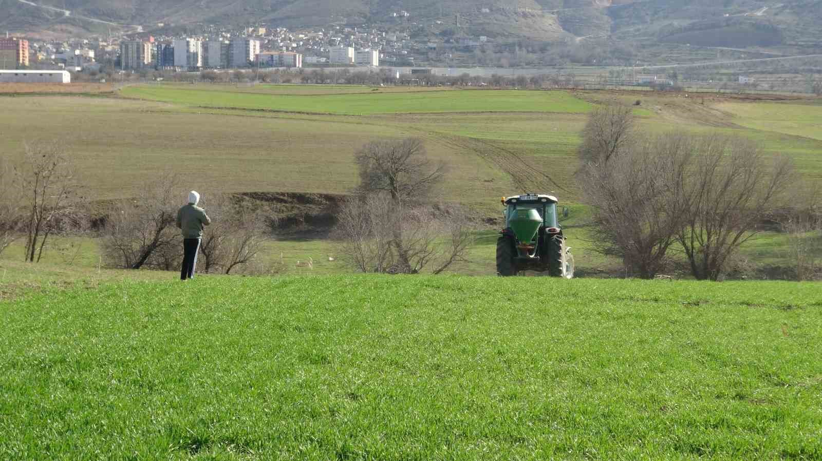 gercuste ciftcilerin bahar mesaisi basladi tarlalar gubreyle bulusuyor 5 u6SXkZw2