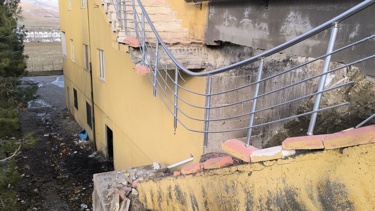gercuste facianin esiginden donuldu 12 katli binanin merdiveni coktu 1 cIJyaGNd