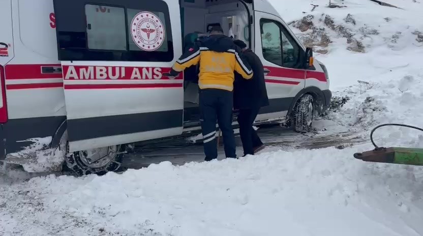 gercuste hasta vatandas ambulans ve mahsur kalan araclar kurtarildi 2 N4kCRqZQ