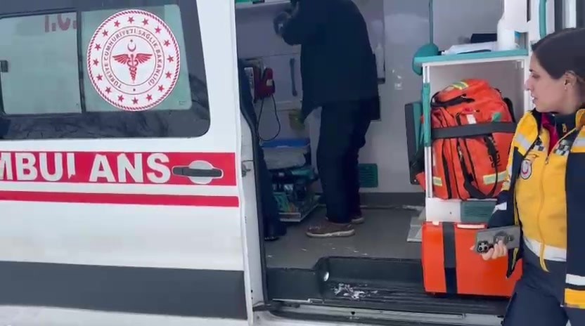 gercuste hasta vatandas ambulans ve mahsur kalan araclar kurtarildi 3