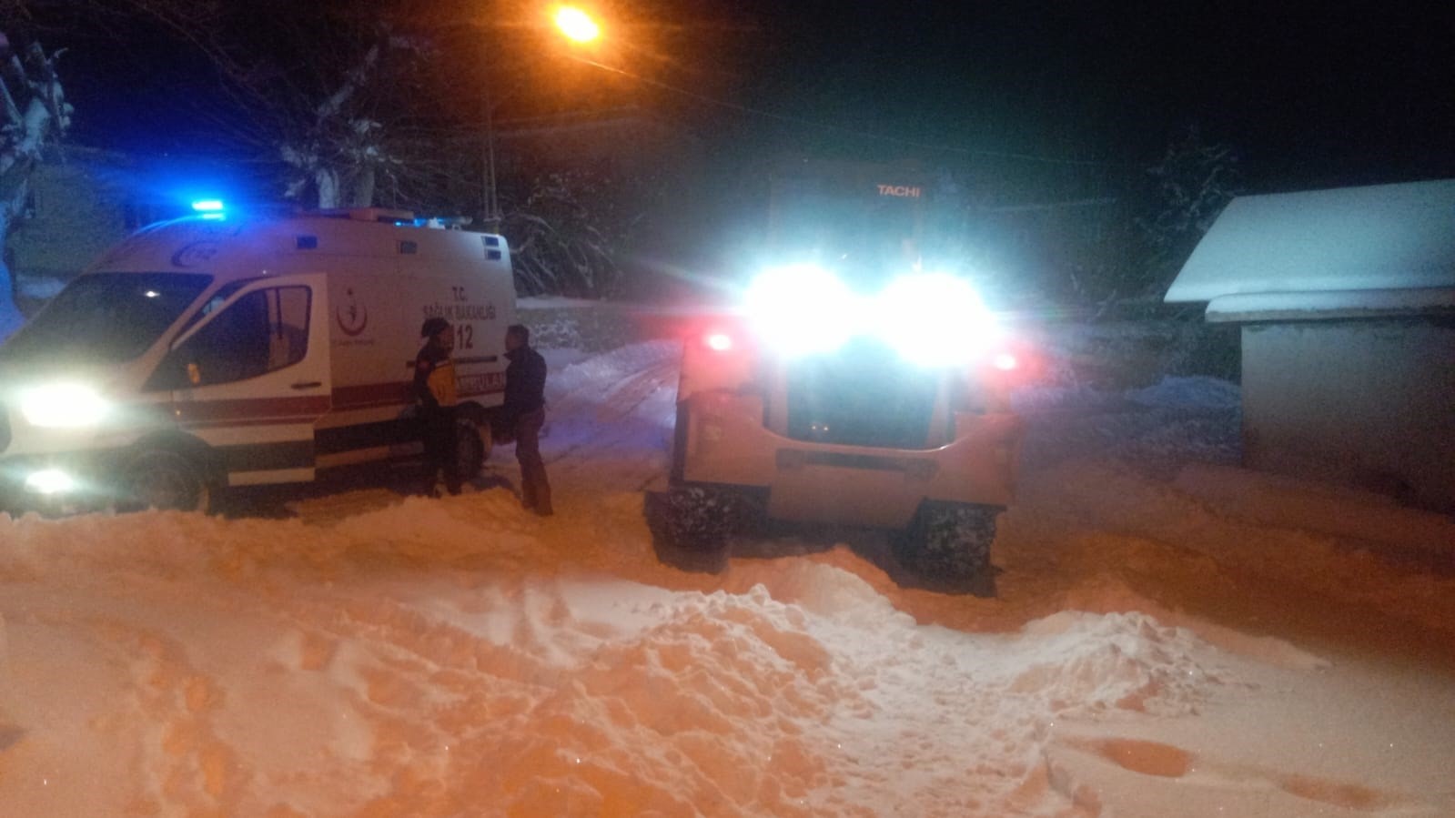 gercuste hasta vatandas ambulans ve mahsur kalan araclar kurtarildi 7 FjaWjD7t