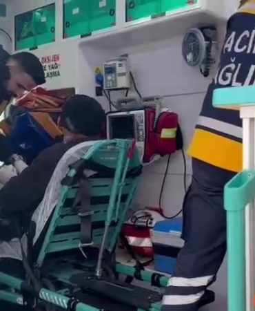 gercuste-hasta-vatandas-ambulans-ve-mahsur-kalan-araclar-kurtarildi-D2xLL8Ie.jpg