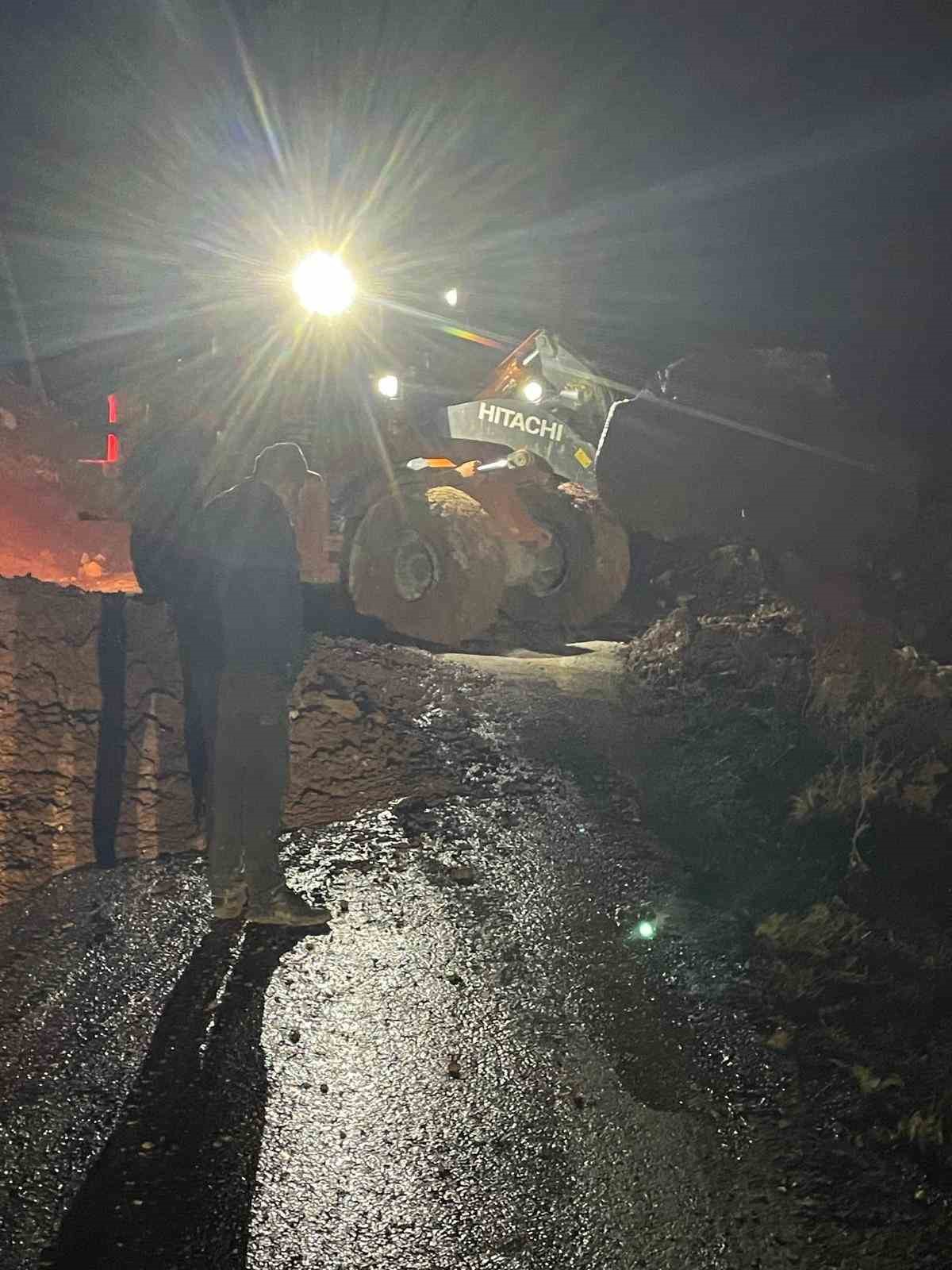 gercuste heyelan kapanan koy yollari ekiplerin yogun mesaisiyle acildi 5 OiOZkQp1