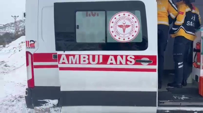 gercuste kar nedeniyle kapanan yolda mahsur kalan ambulans kurtarildi 1 B2p2CFTP