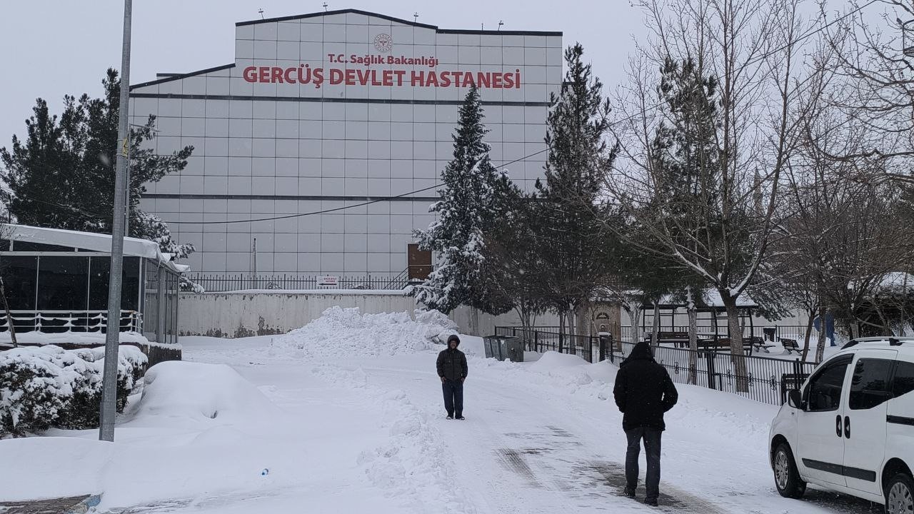 gercuste kar nedeniyle kapanan yolda mahsur kalan ambulans kurtarildi 2 tkupwcvX