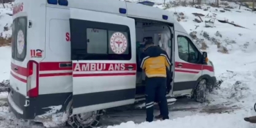 gercuste-kar-nedeniyle-kapanan-yolda-mahsur-kalan-ambulans-kurtarildi-8HNqzlwL.jpg