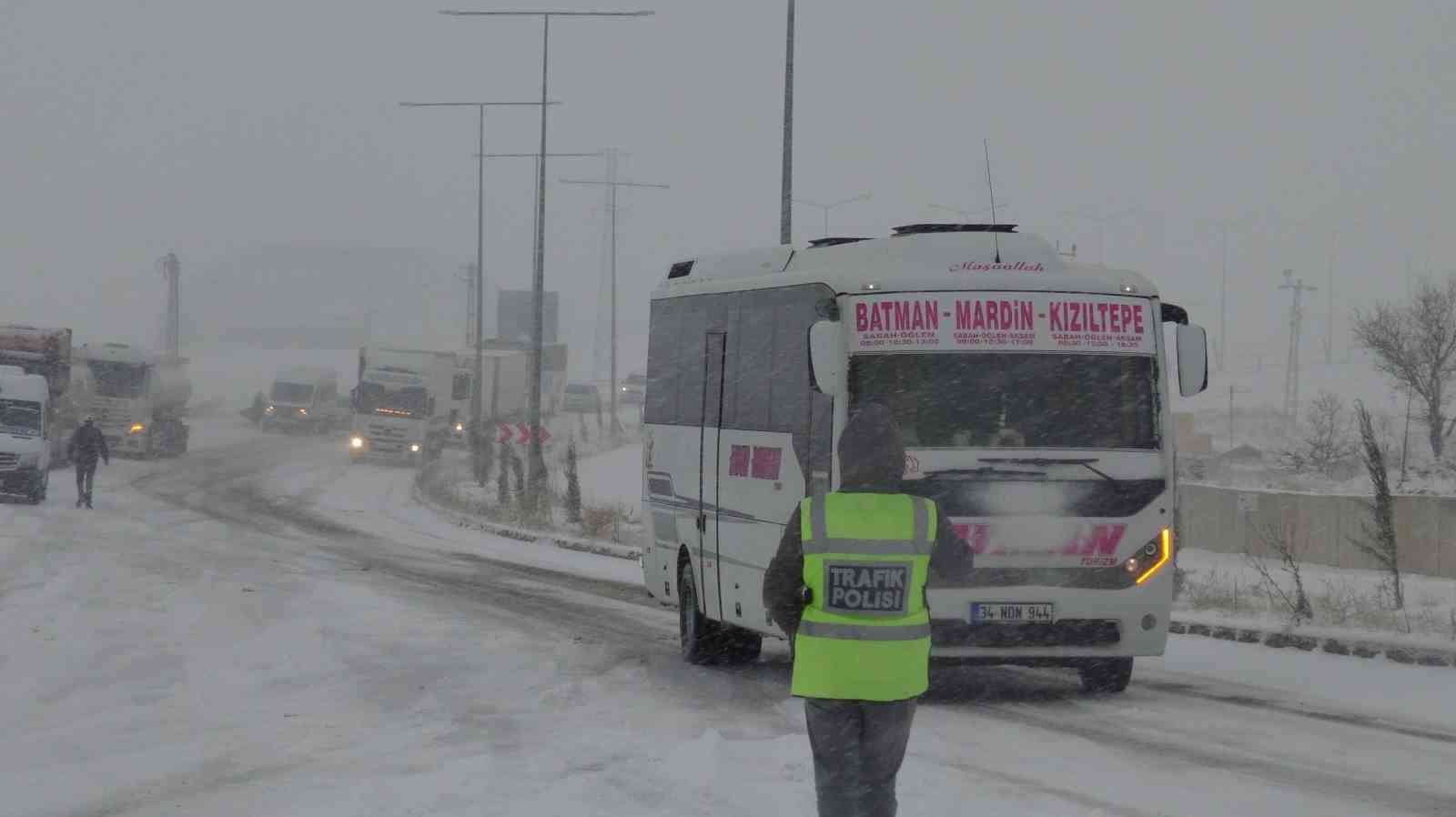 gercuste karda kalan arabalarin imdadina polis yetisti 1 TvNWAImH