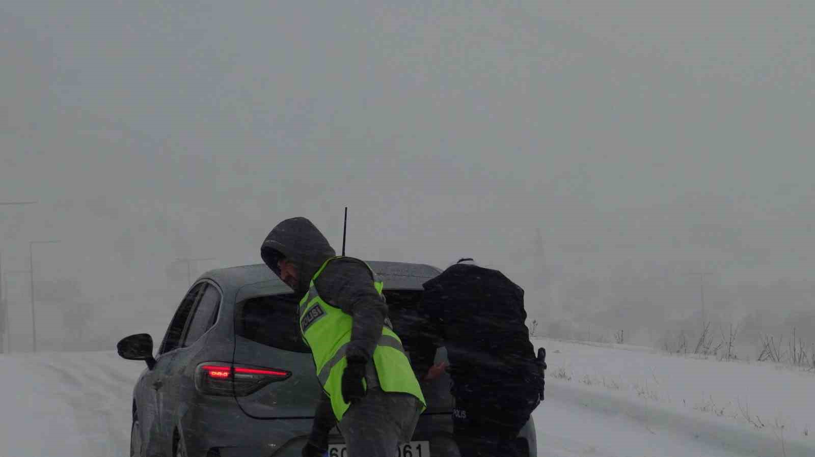 gercuste karda kalan arabalarin imdadina polis yetisti 2 ScpyM9TJ