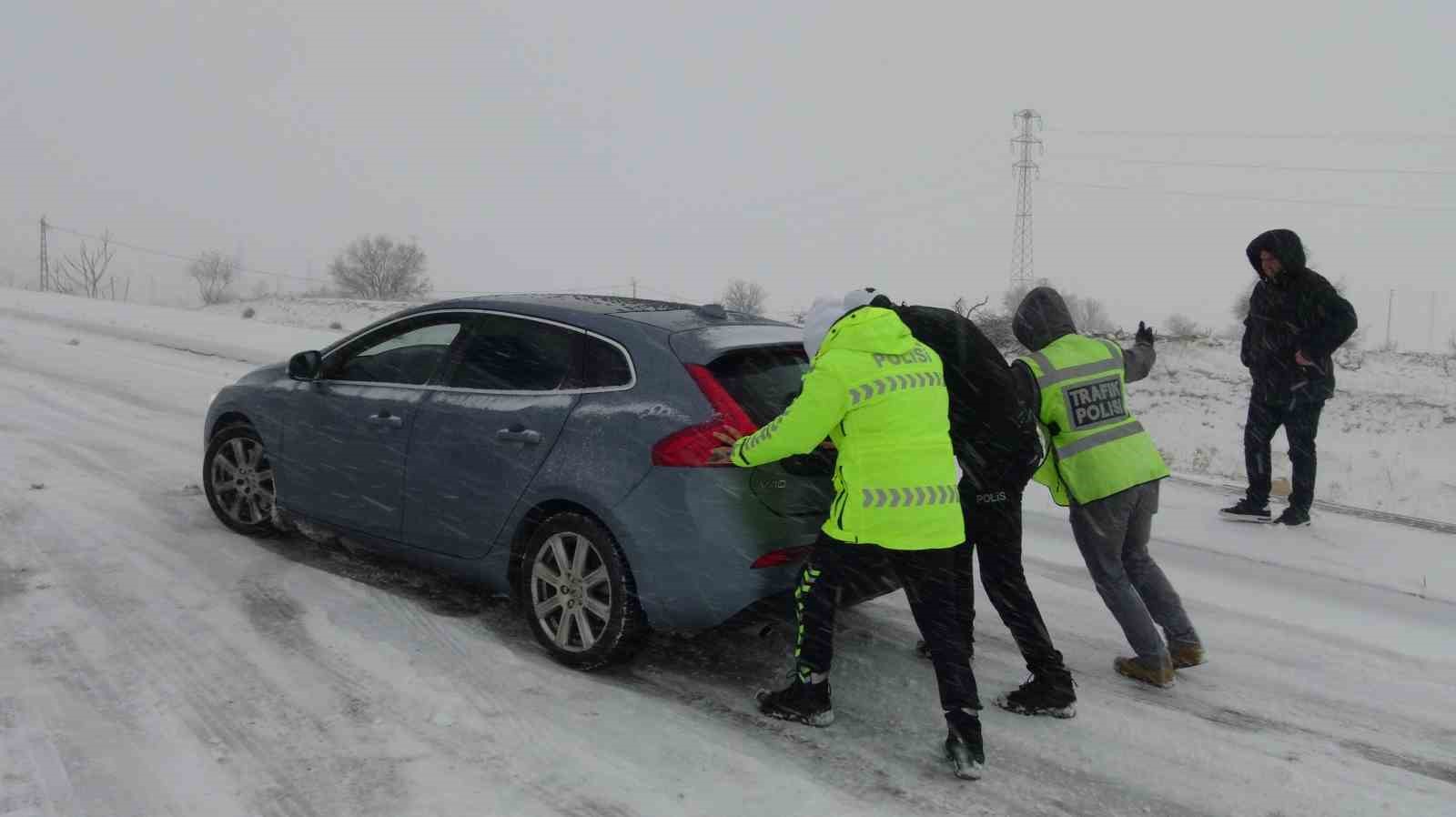 gercuste karda kalan arabalarin imdadina polis yetisti 3 pSdbFwkJ