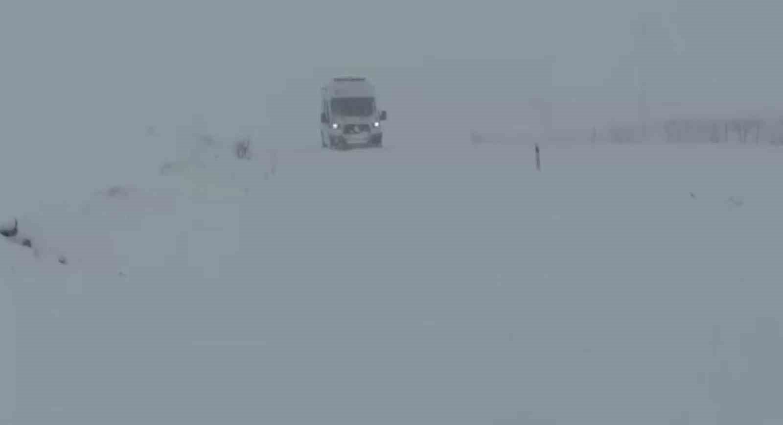 Gercüş’te karda mahsur kalan ambulansa İl Özel İdare ekibi yetişti 4 gercuste karda mahsur kalan ambulansa il ozel idare ekibi yetisti 0 ZXOvNeW4