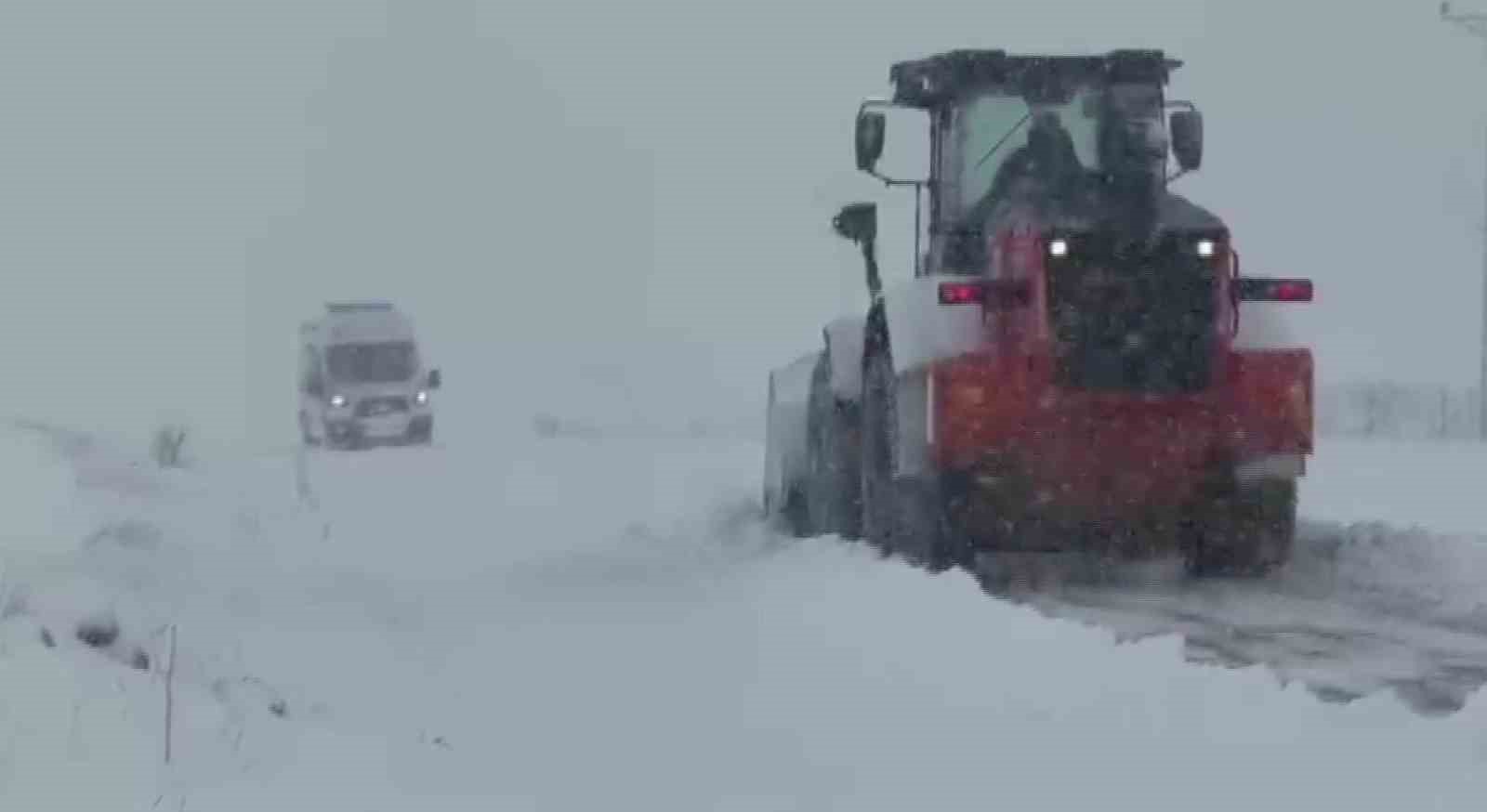 Gercüş’te karda mahsur kalan ambulansa İl Özel İdare ekibi yetişti 5 gercuste karda mahsur kalan ambulansa il ozel idare ekibi yetisti 1 6z8w15WT