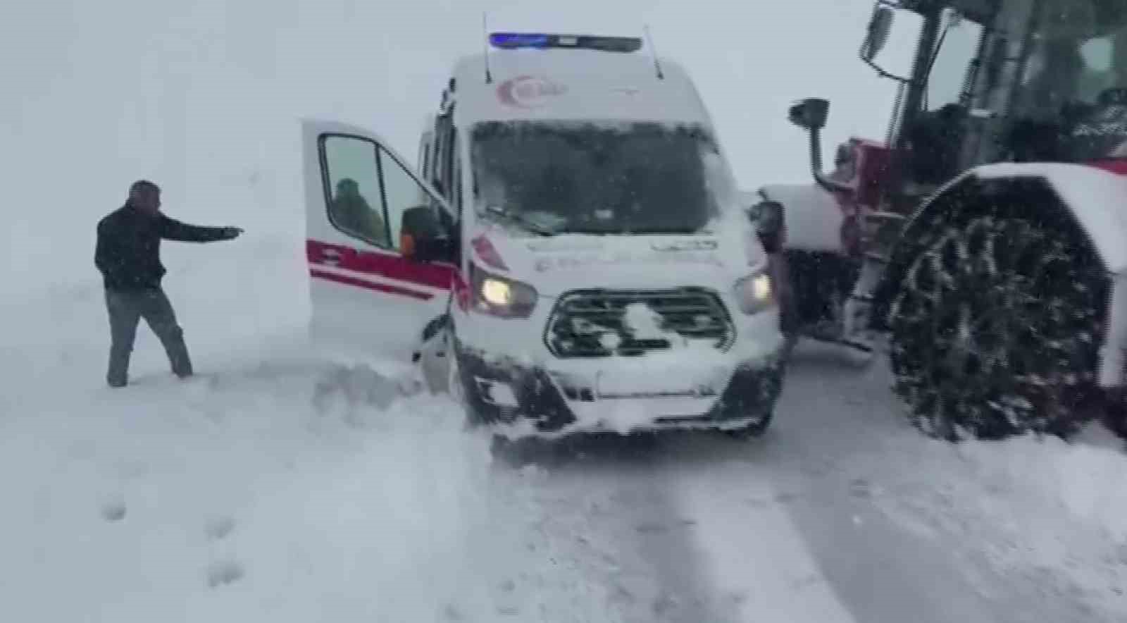 Gercüş’te karda mahsur kalan ambulansa İl Özel İdare ekibi yetişti 6 gercuste karda mahsur kalan ambulansa il ozel idare ekibi yetisti 2 rmHFldZL