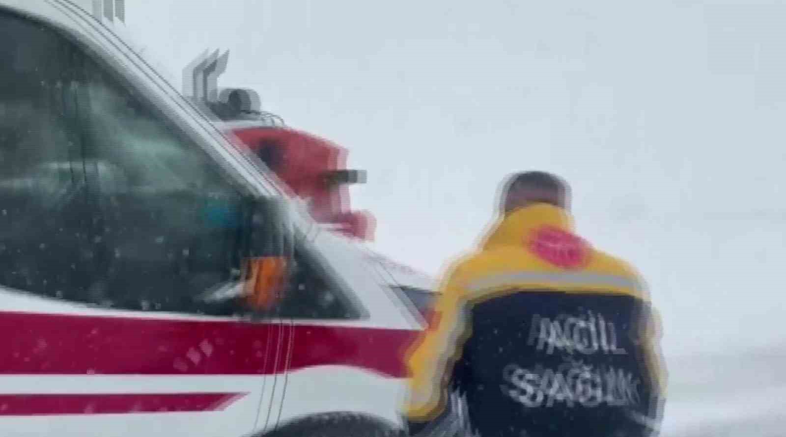Gercüş’te karda mahsur kalan ambulansa İl Özel İdare ekibi yetişti 7 gercuste karda mahsur kalan ambulansa il ozel idare ekibi yetisti 3 ZOTjjlTB