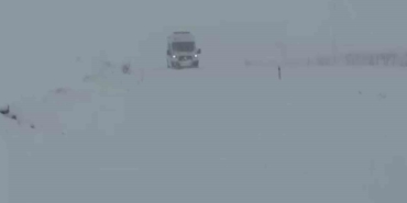 gercuste-karda-mahsur-kalan-ambulansa-il-ozel-idare-ekibi-yetisti-fxbTpfTj.jpg