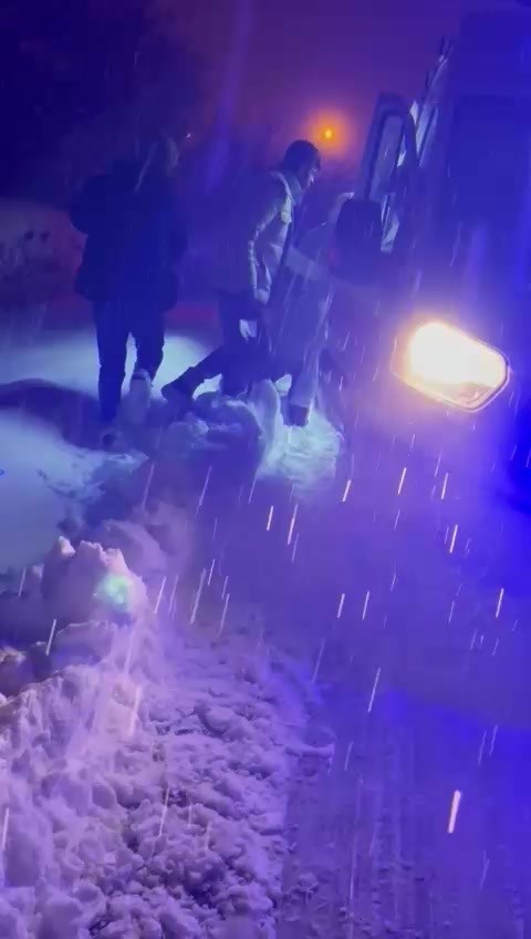 gercuste karda mahsur kalan hasta ve ambulans kurtarildi 1 gUMfbaOv