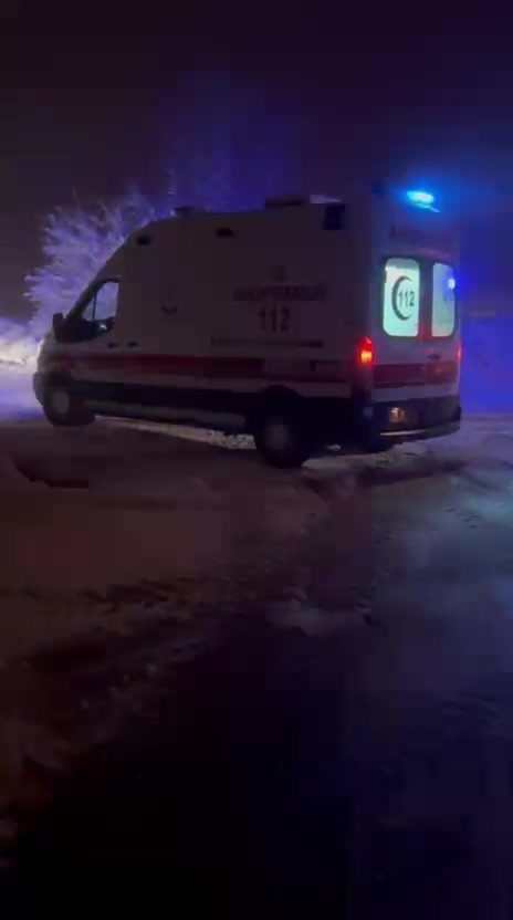 gercuste karda mahsur kalan hasta ve ambulans kurtarildi 3 YjDznylu