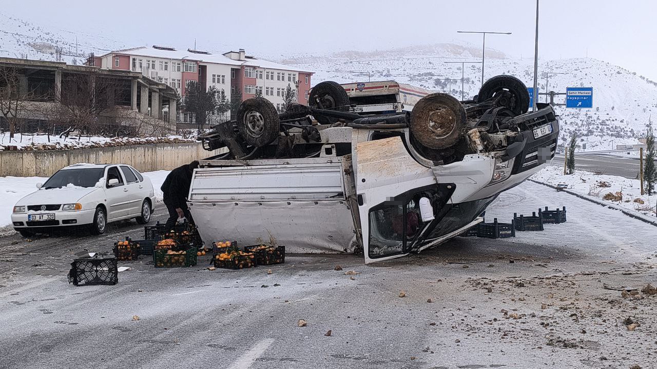 gercuste meyve yuklu kamyonet devrildi meyveleri surucunun yardimina kosanlar topladi 2 SU8B6LcE