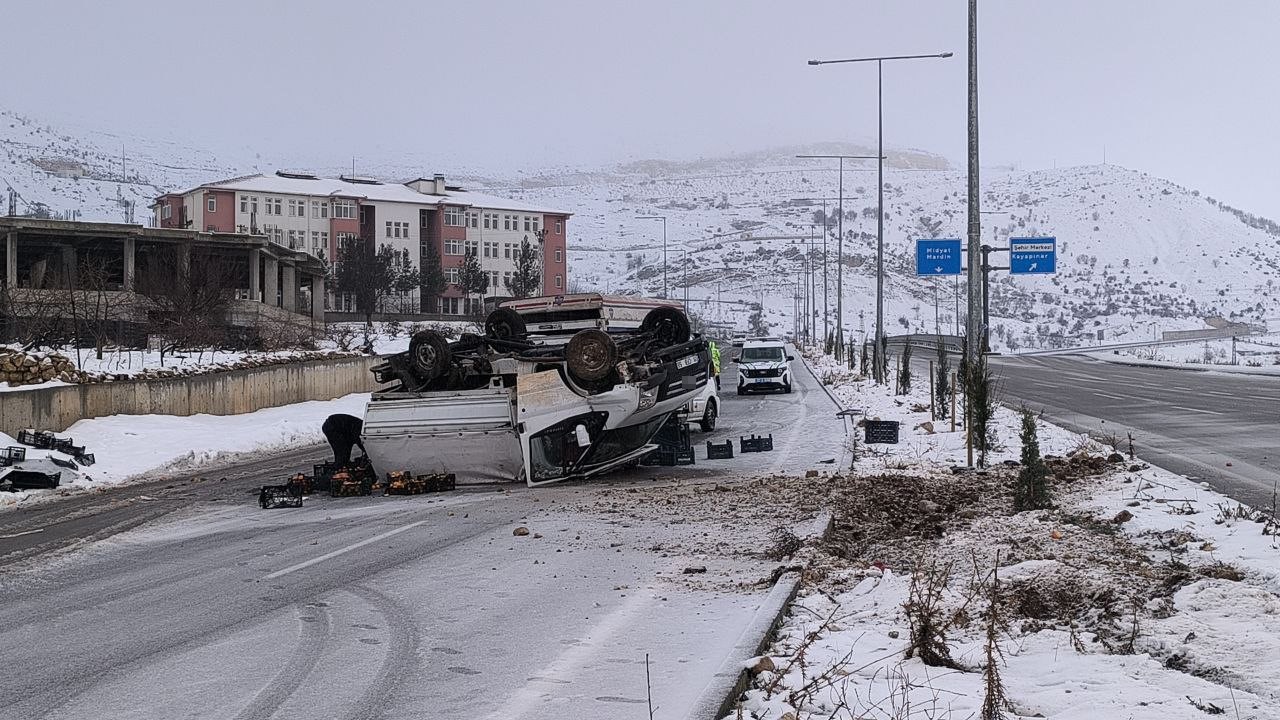 gercuste meyve yuklu kamyonet devrildi meyveleri surucunun yardimina kosanlar topladi 3 1CUDzY3h