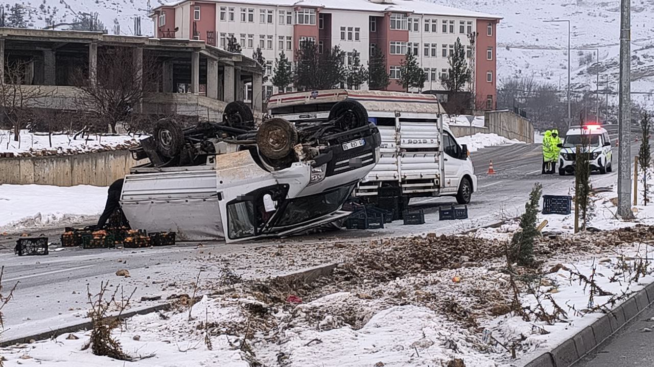 gercuste meyve yuklu kamyonet devrildi meyveleri surucunun yardimina kosanlar topladi 4 3cSs9QVm