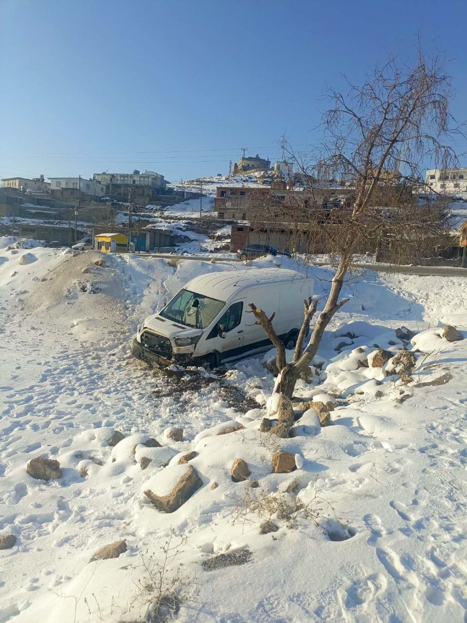 gercuste minibus sarampole devrildi 3 yarali 2 qzNKaB7T