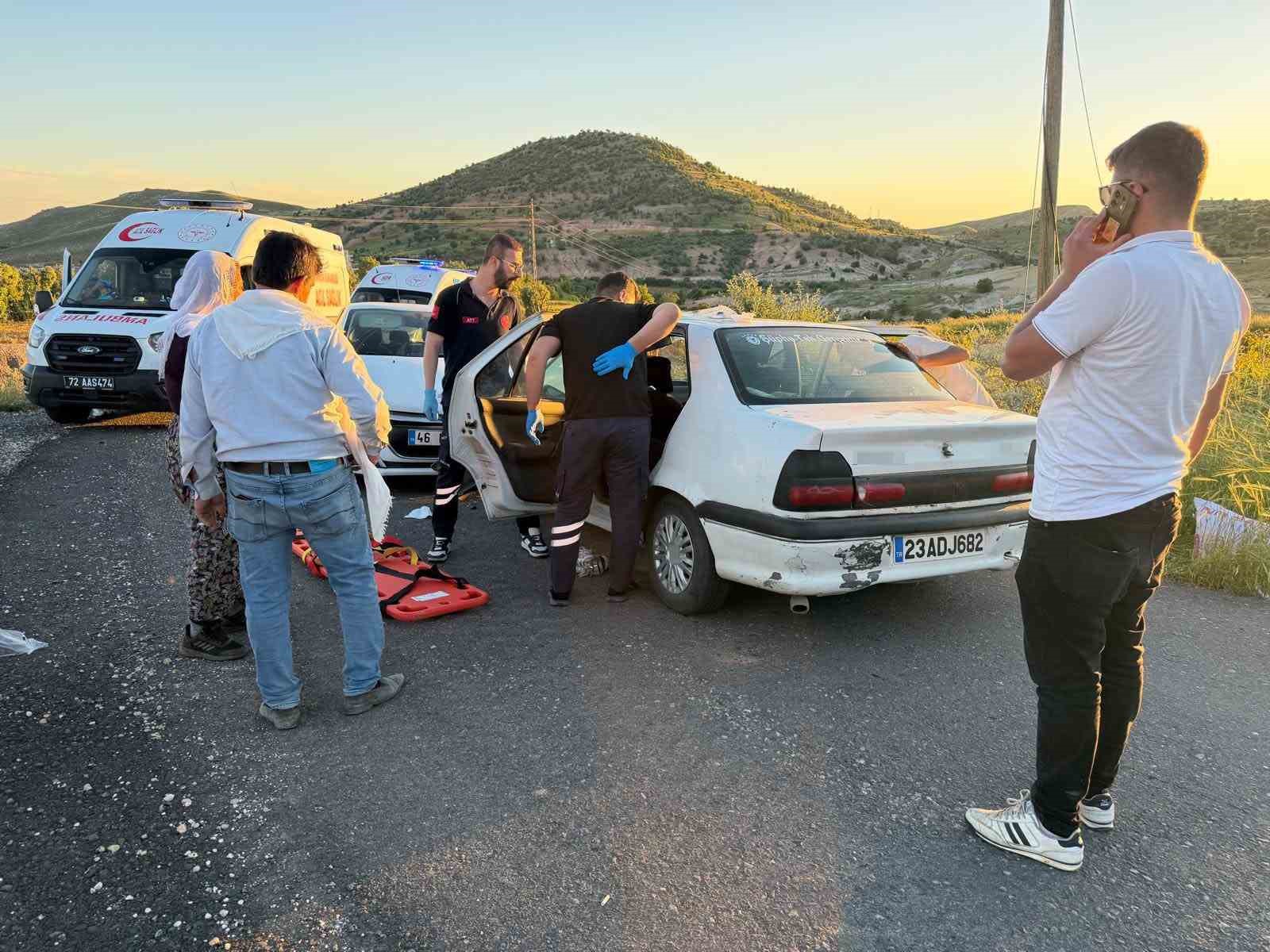 gercuste otomobiller carpisti 12 yarali 0 ujKka8RQ