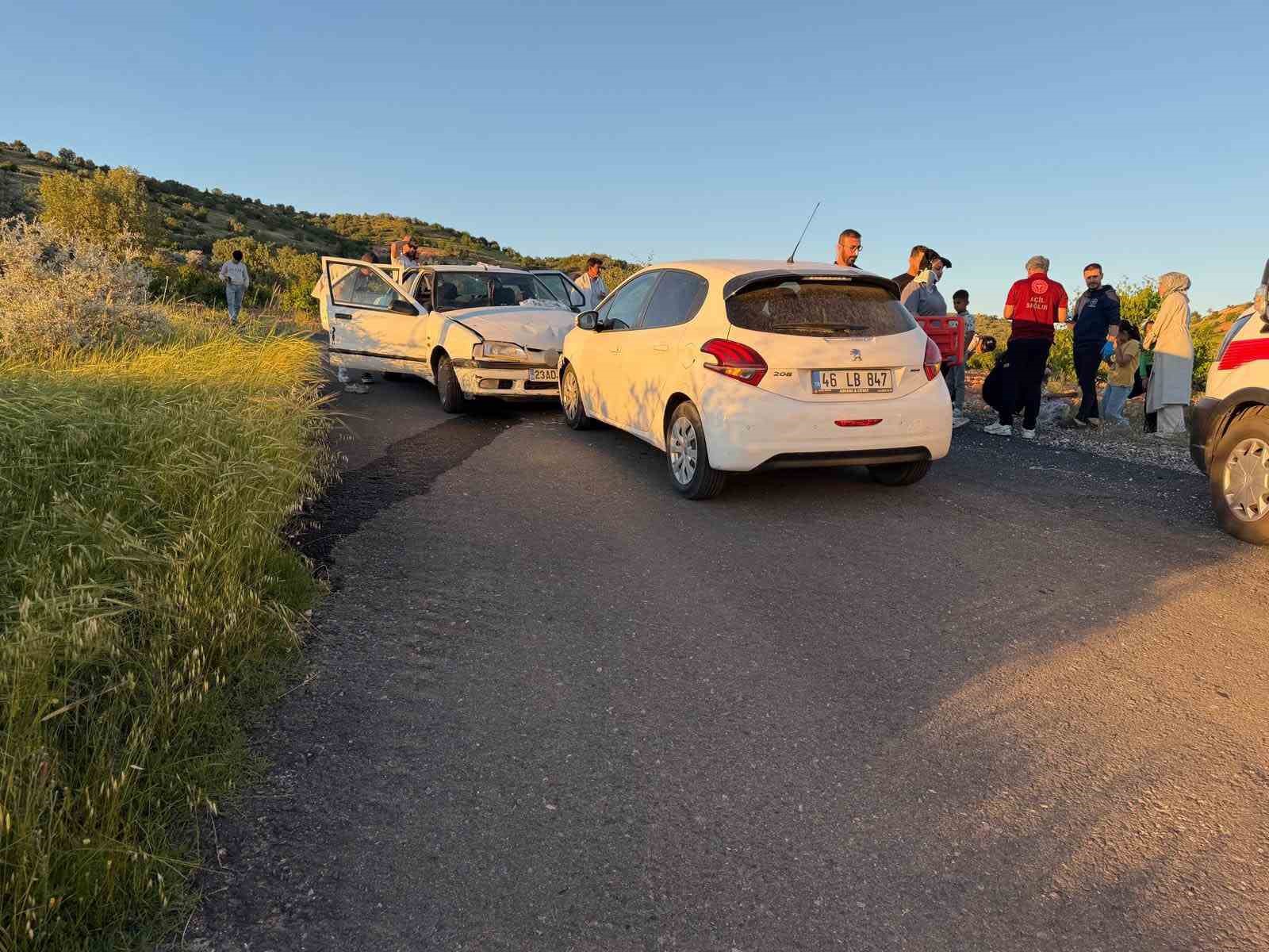 gercuste otomobiller carpisti 12 yarali 1 hCJisqTq