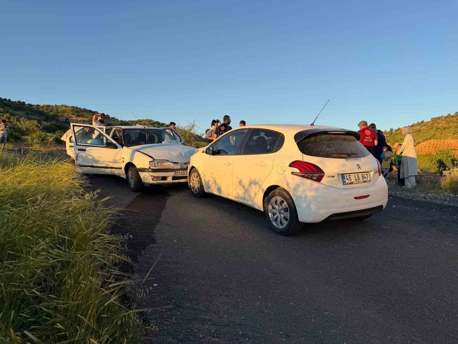 gercuste otomobiller carpisti 12 yarali 2 qYzsUj66