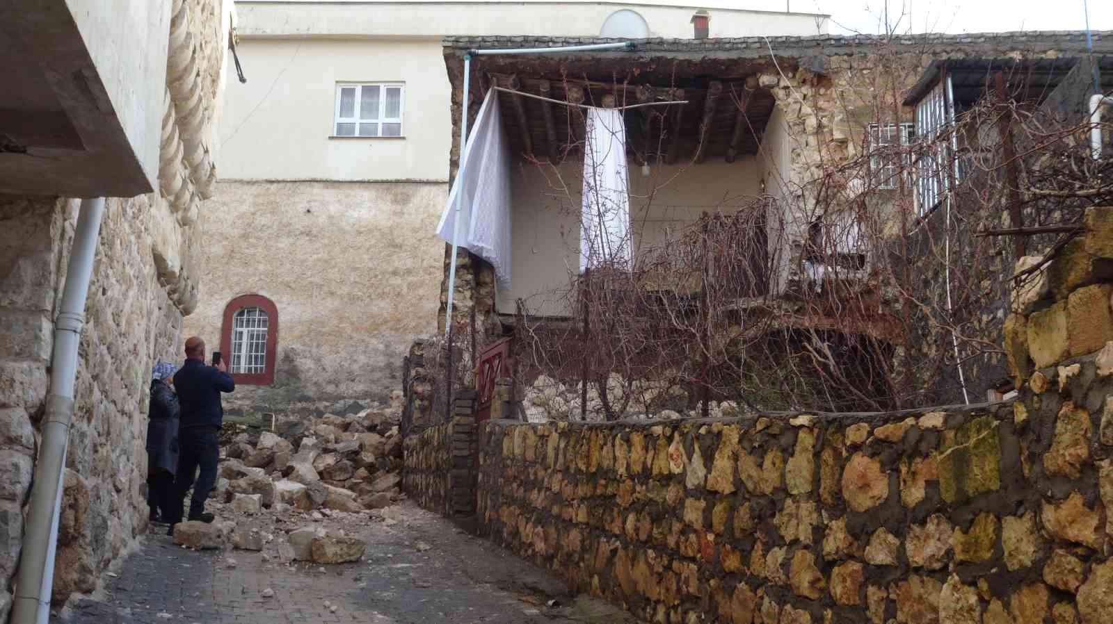 Gercüş’te sağanak yağışlara dayanamayan ev çöktü 4 gercuste saganak yagislara dayanamayan ev coktu 0 aOCwMiIG