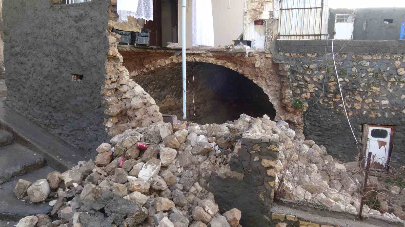Gercüş’te sağanak yağışlara dayanamayan ev çöktü 11 gercuste saganak yagislara dayanamayan ev coktu 7