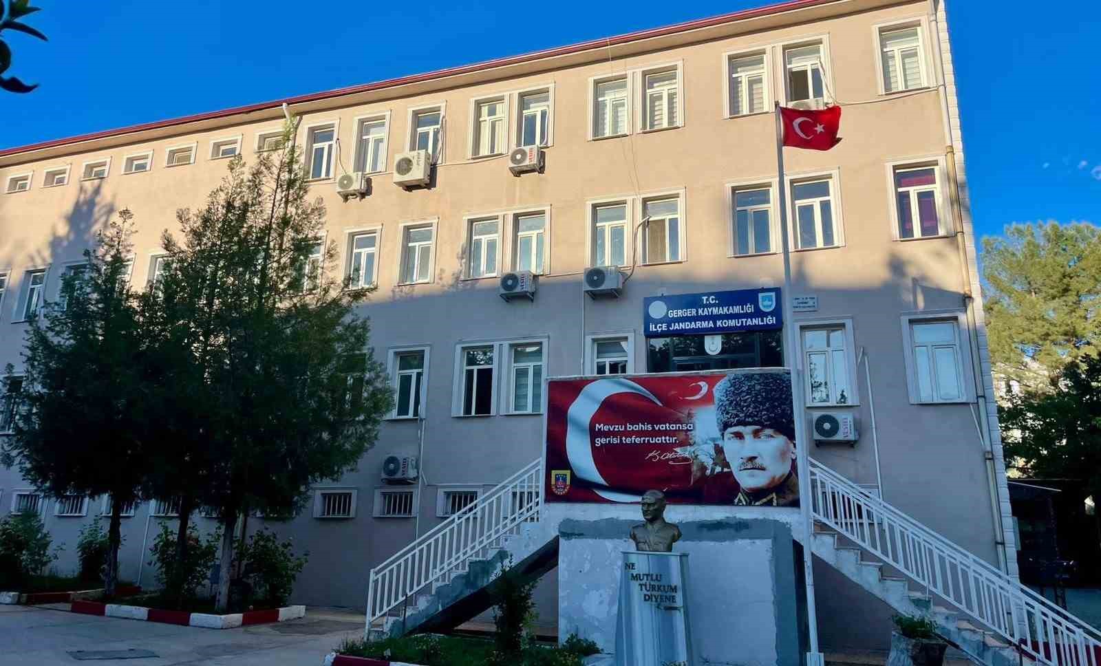 Gerger’de 5 kilo uyuşturucu ele geçirildi: 2 tutuklama 4 gergerde 5 kilo uyusturucu ele gecirildi 2 tutuklama 0 ZfA8LBD8