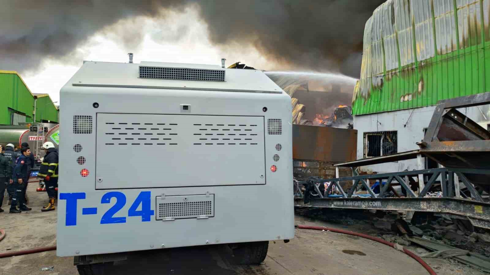 geri donusum fabrikasinda cikan yangina ekiplerin mudahalesi suruyor 4 IwbVIybk
