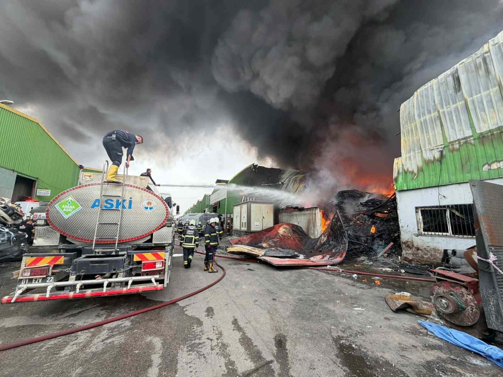 geri donusum fabrikasinda cikan yangina ekiplerin mudahalesi suruyor 8 gPG626na