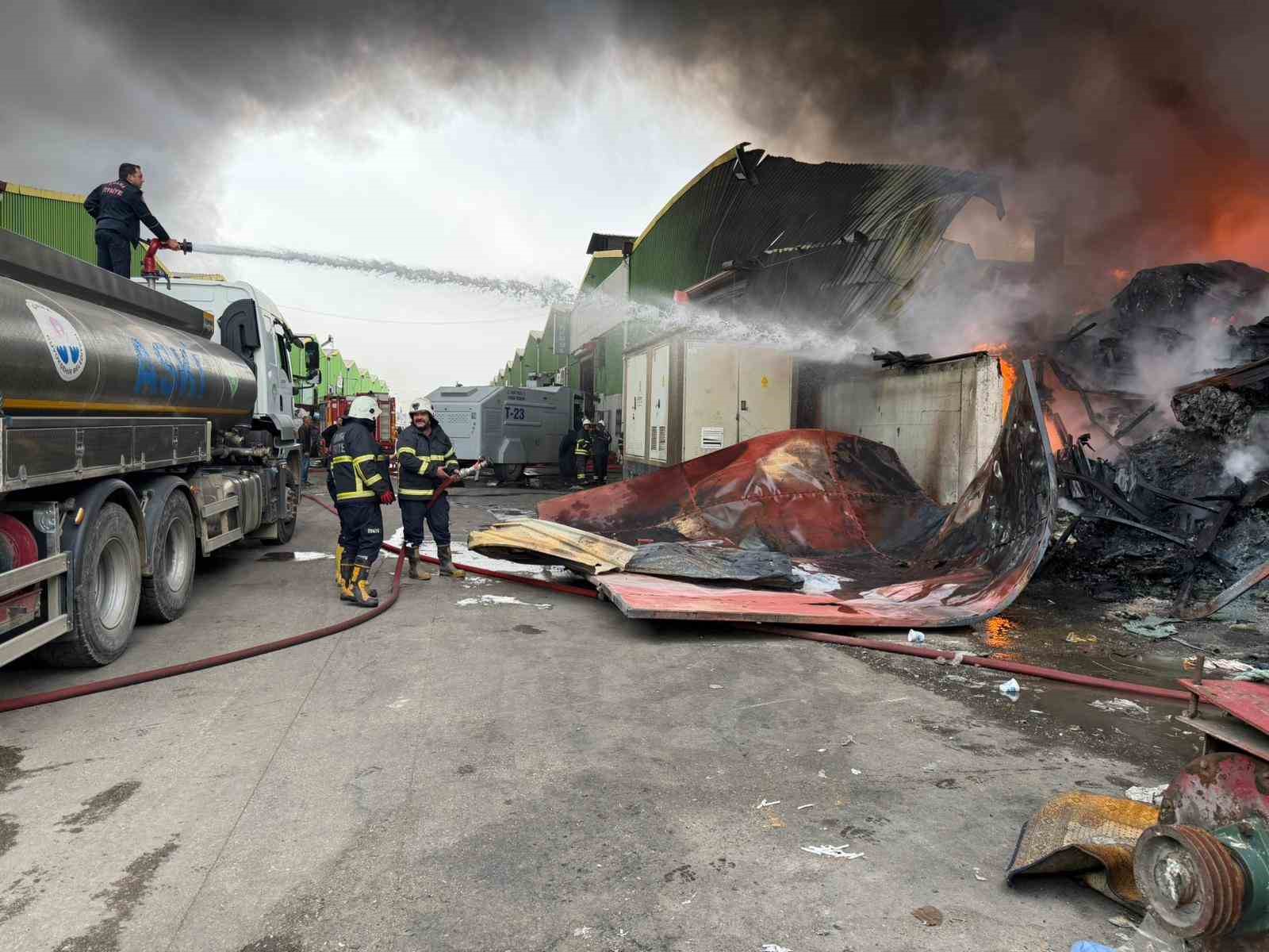 geri donusum fabrikasinda cikan yangina ekiplerin mudahalesi suruyor 9