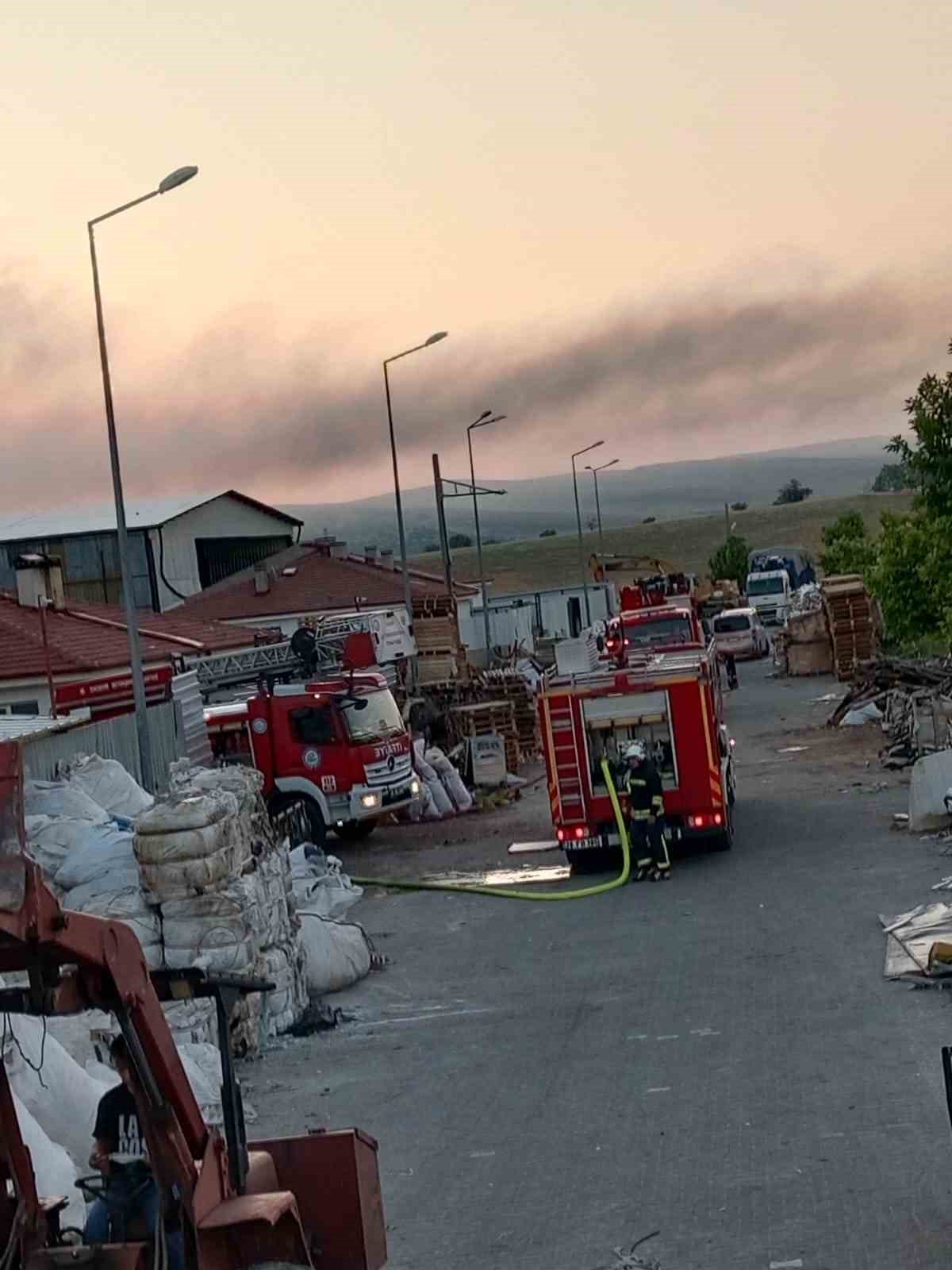 geri donusum tesisinde cikan yangin 7 saatlik calisma ile sonduruldu 3 f6EN4Ulc