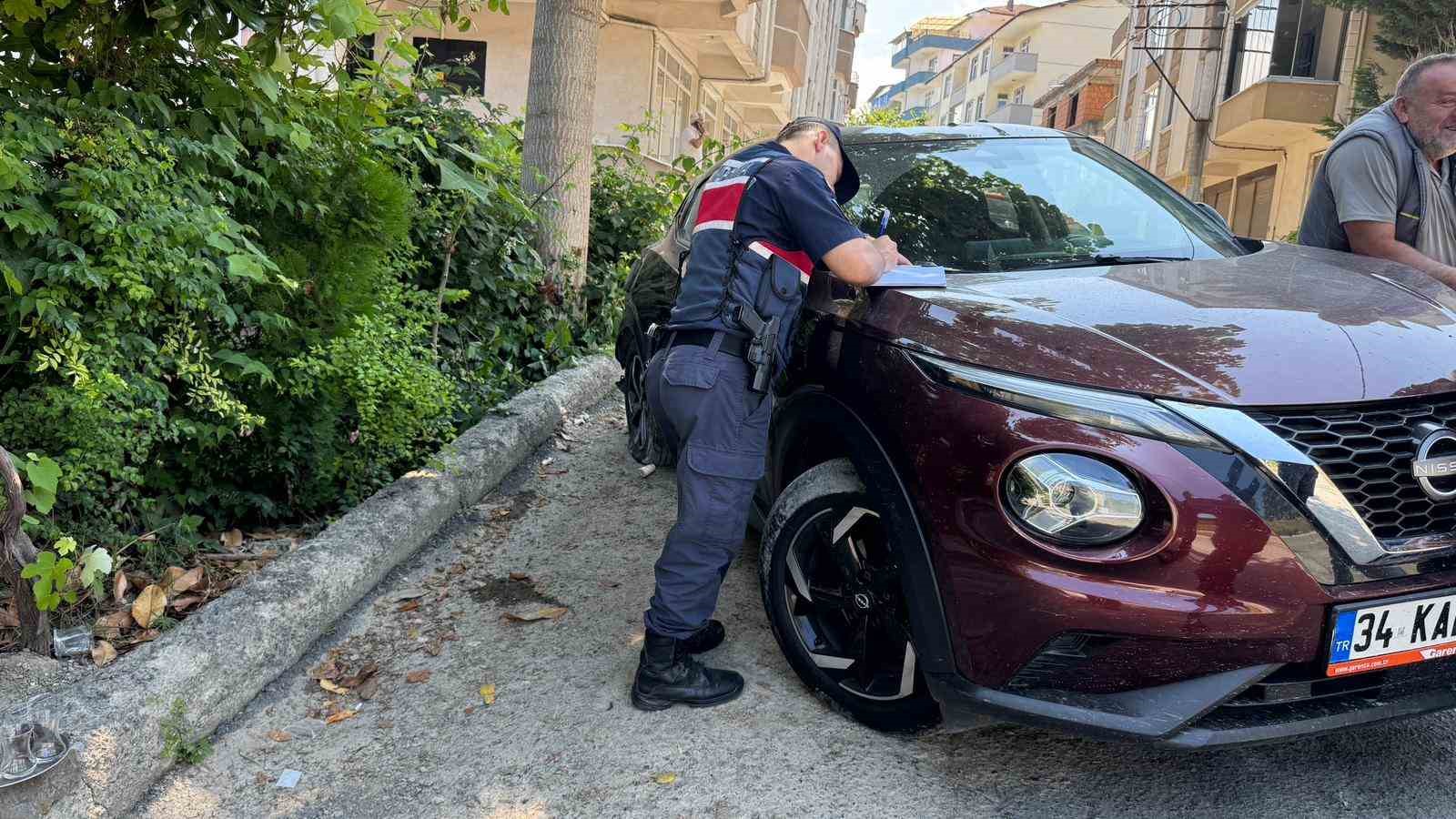 geri kayan otomobil agaca carpi 3 yarali 0 vKFUKqYO