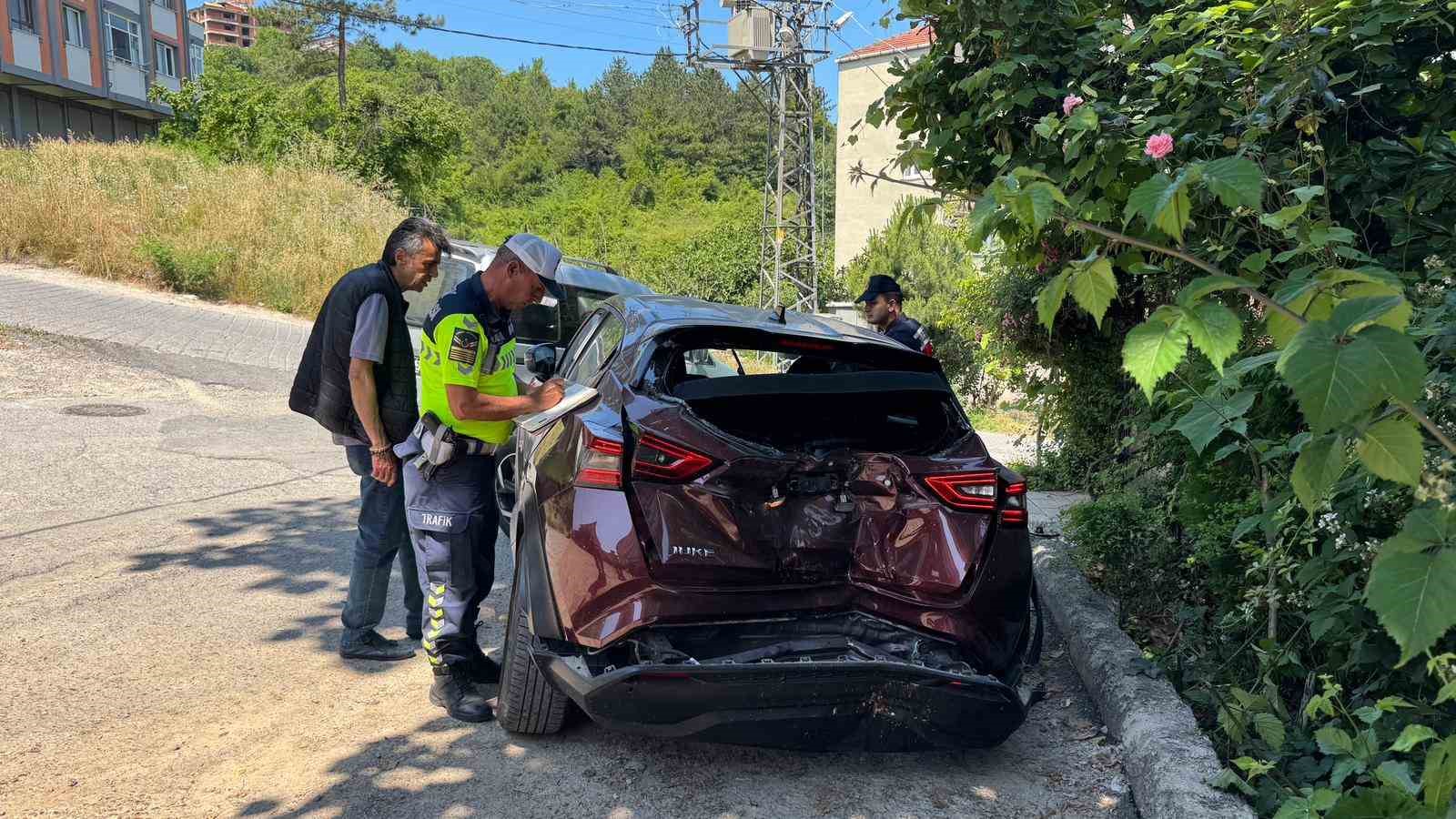 geri kayan otomobil agaca carpi 3 yarali 1