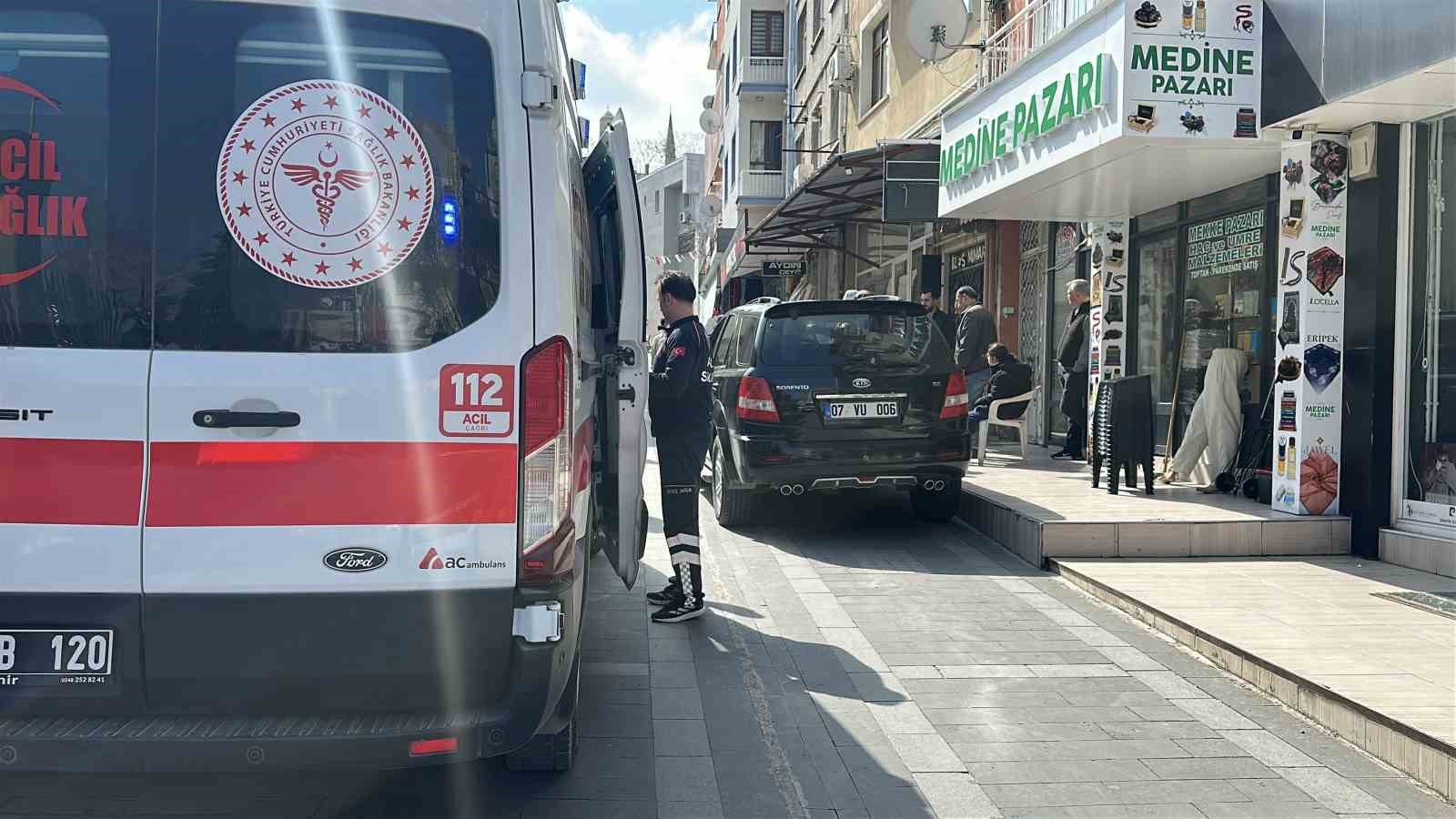 geri manevra sirasinda kaldirimda oturan yasli kadina carpan surucuye neden carptin sitemi 1 KvNtgXUb