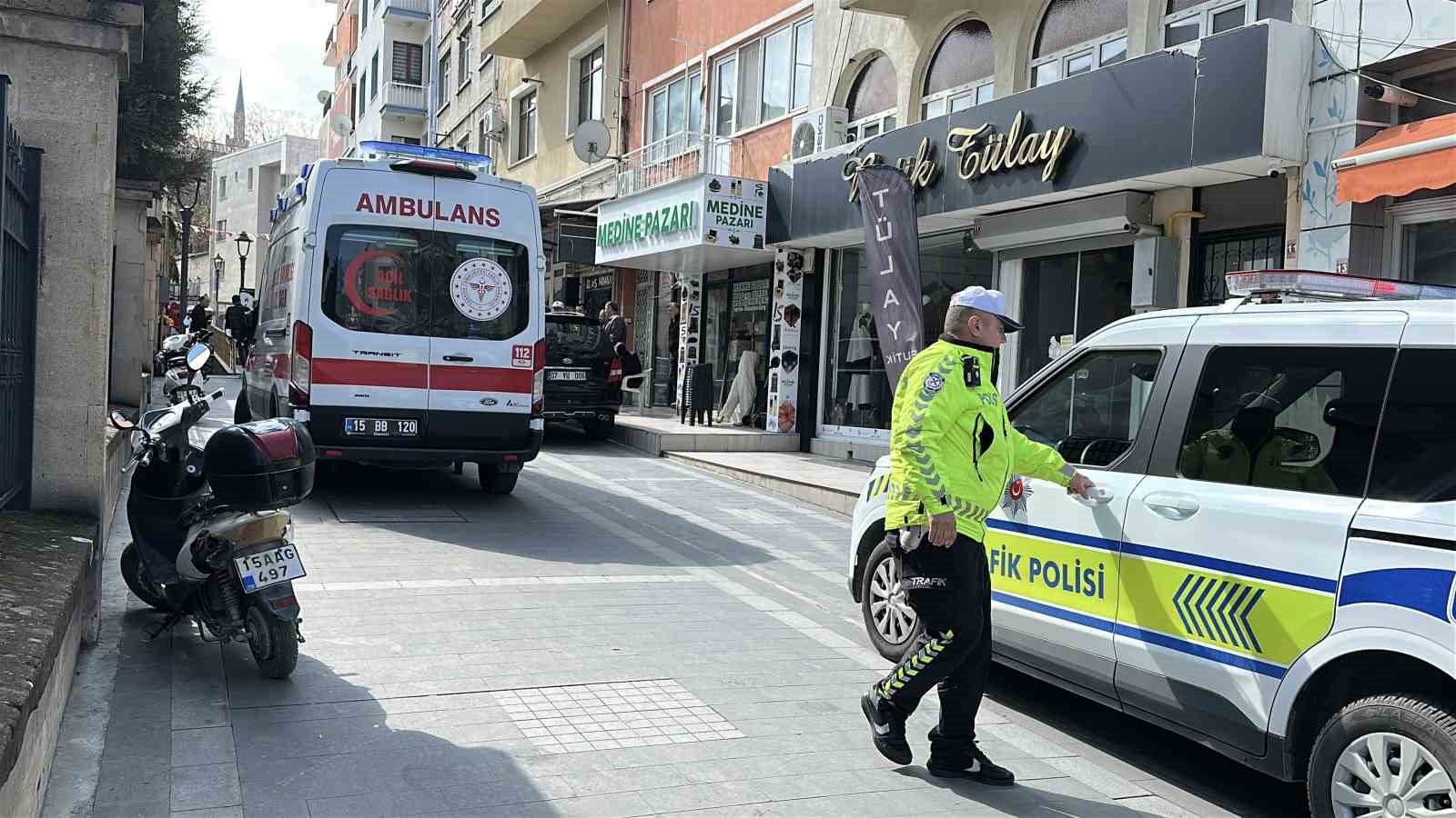 geri manevra sirasinda kaldirimda oturan yasli kadina carpan surucuye neden carptin sitemi 2 JmakpV76