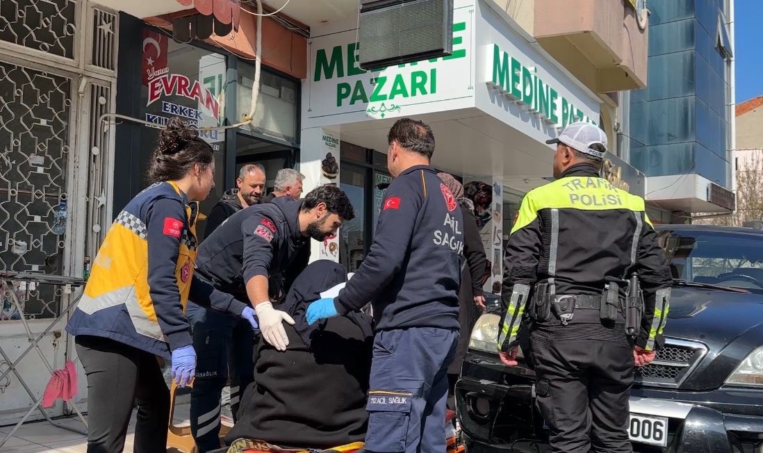 geri manevra sirasinda kaldirimda oturan yasli kadina carpan surucuye neden carptin sitemi 3 liy9X7eX