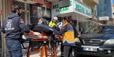 geri-manevra-sirasinda-kaldirimda-oturan-yasli-kadina-carpan-surucuye-neden-carptin-sitemi-PRx7e3pU.jpg