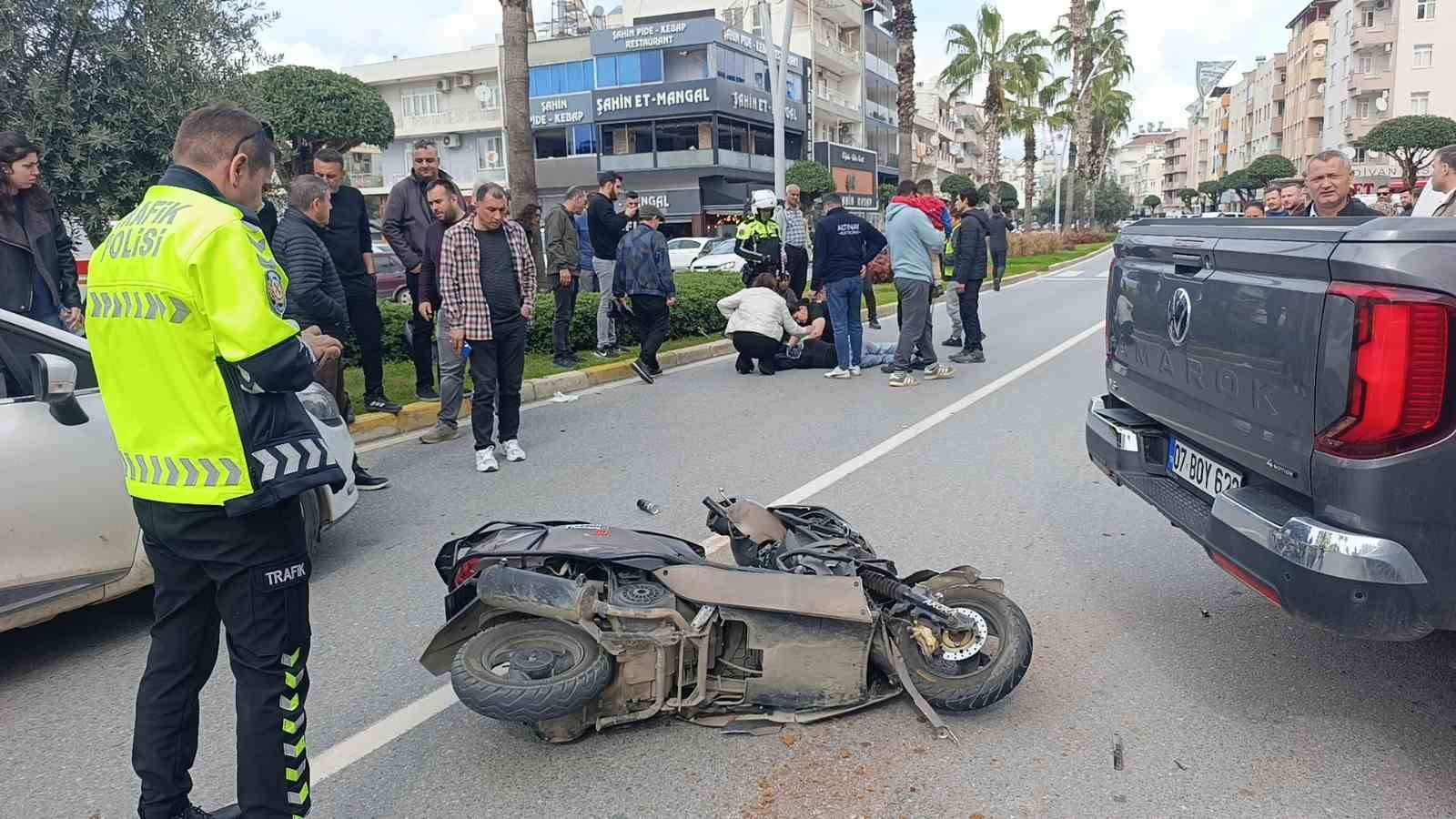 geri manevra yapan kamyonete carpan motosikletteki 2 kisi yaralandi 10 yQsjWCS9
