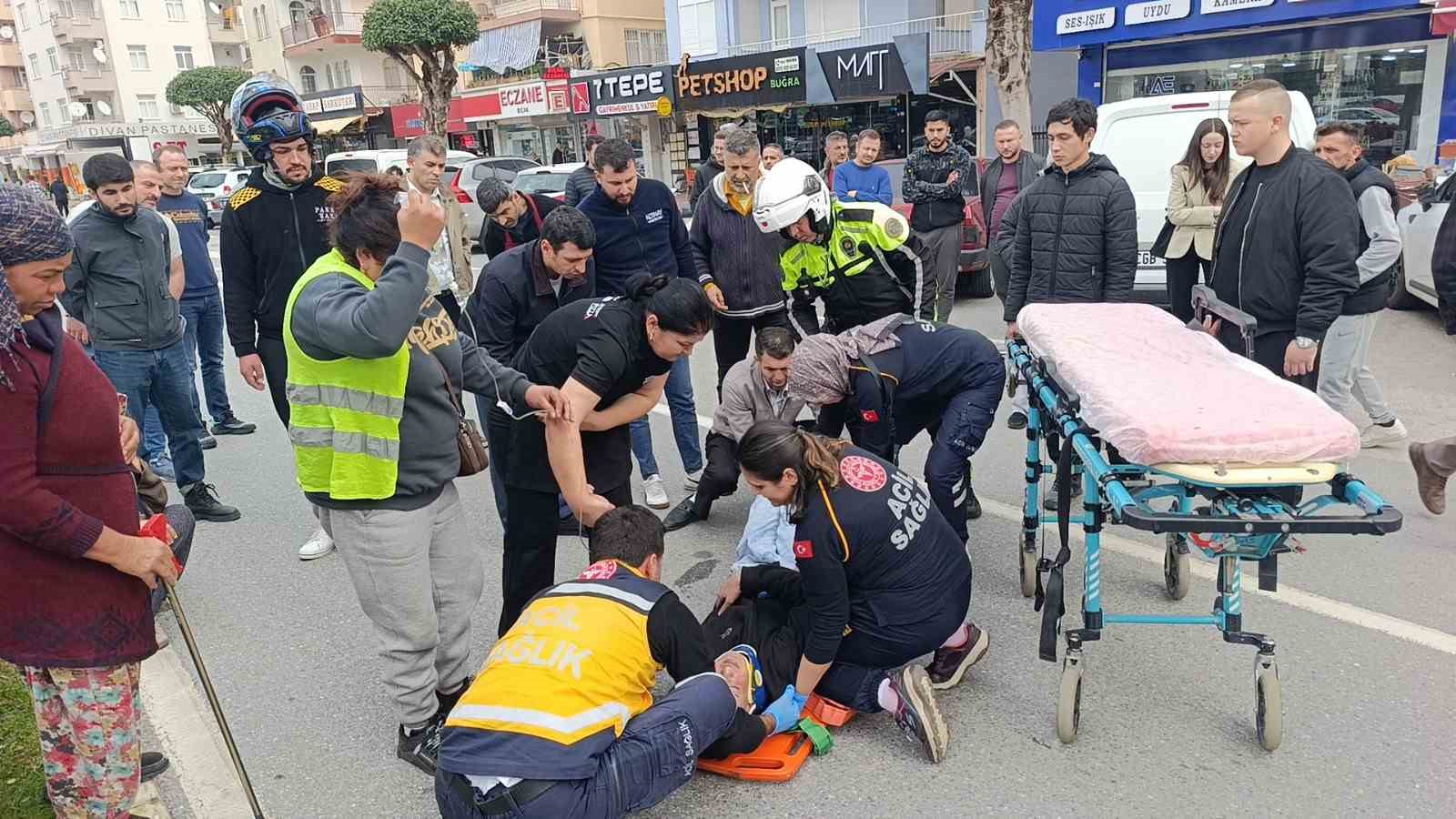 geri manevra yapan kamyonete carpan motosikletteki 2 kisi yaralandi 11 hIurSyl7