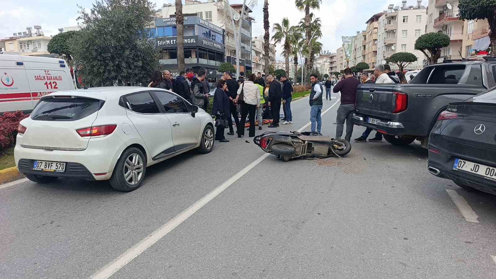 geri manevra yapan kamyonete carpan motosikletteki 2 kisi yaralandi 4