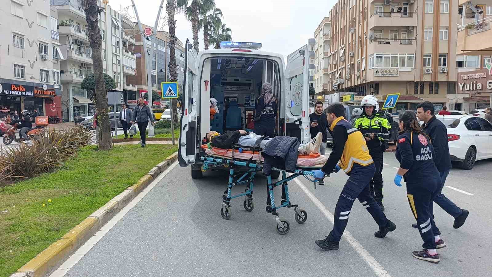 geri manevra yapan kamyonete carpan motosikletteki 2 kisi yaralandi 5 b5GXDqJt