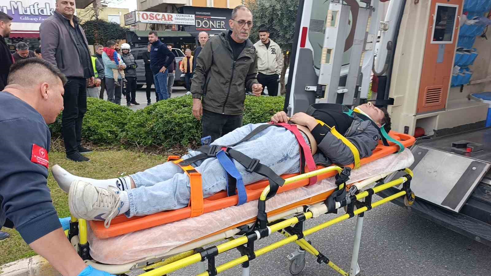 geri manevra yapan kamyonete carpan motosikletteki 2 kisi yaralandi 6 SrHaqKhf