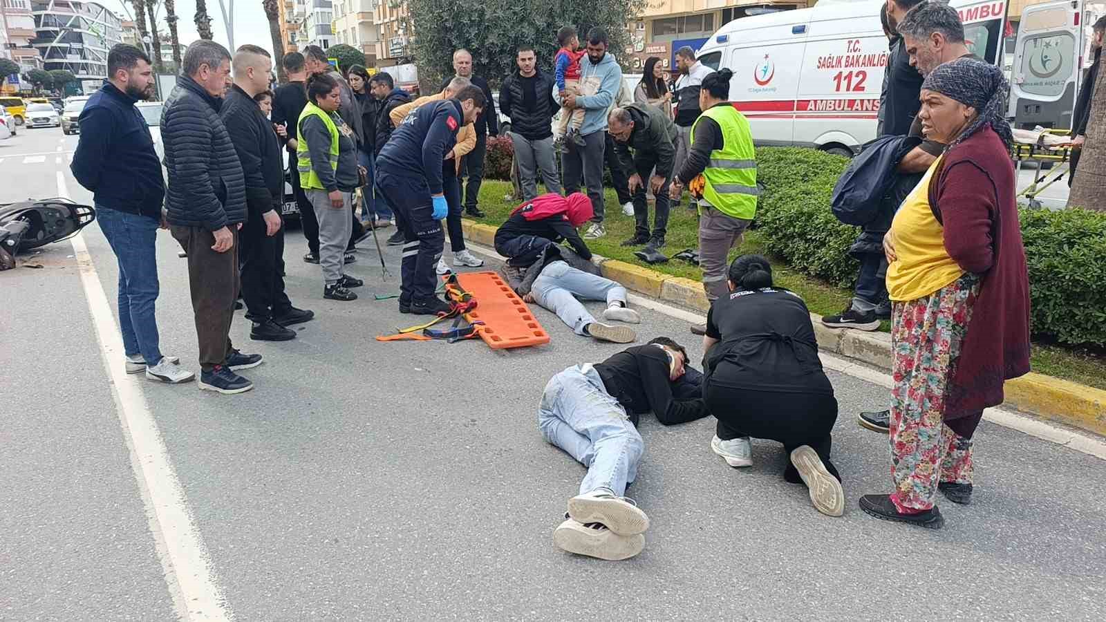 geri manevra yapan kamyonete carpan motosikletteki 2 kisi yaralandi 7 vir17lJK