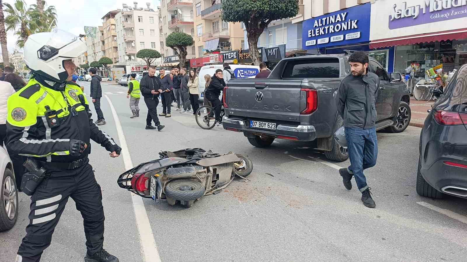 geri manevra yapan kamyonete carpan motosikletteki 2 kisi yaralandi 8 DaJzEjvR