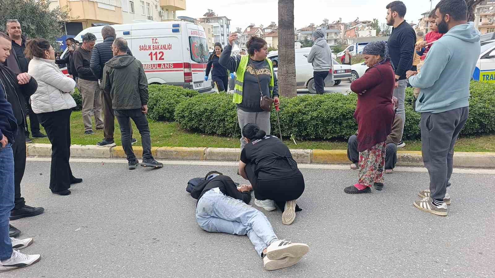 geri manevra yapan kamyonete carpan motosikletteki 2 kisi yaralandi 9