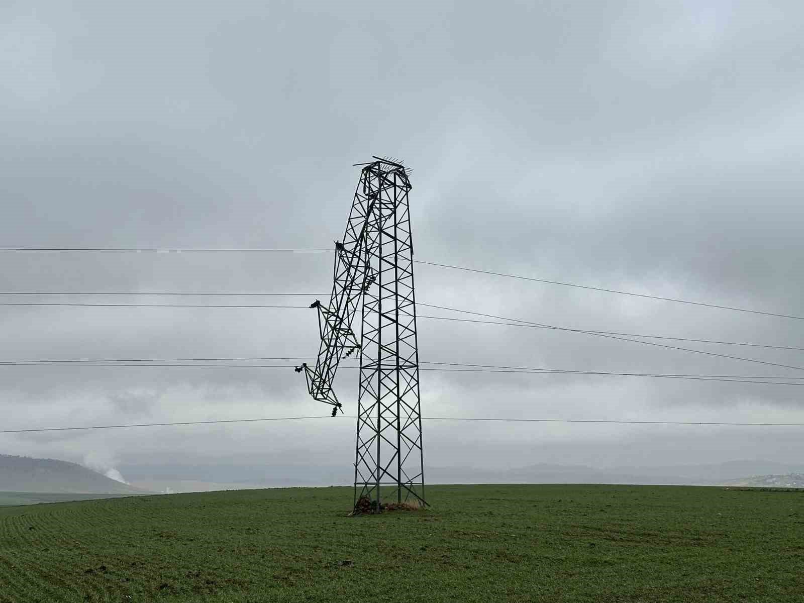 gerilim hattindaki hirsizlikta direkler devrildi alternatif hatlar sayesinde ilce elektriksiz kalmadi 0